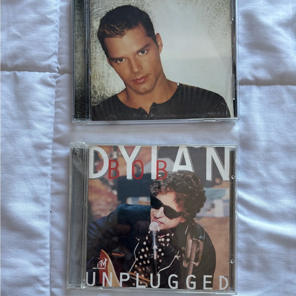 1: Bob Dylan Unplugged CD .          1: Ricky Martin CD.